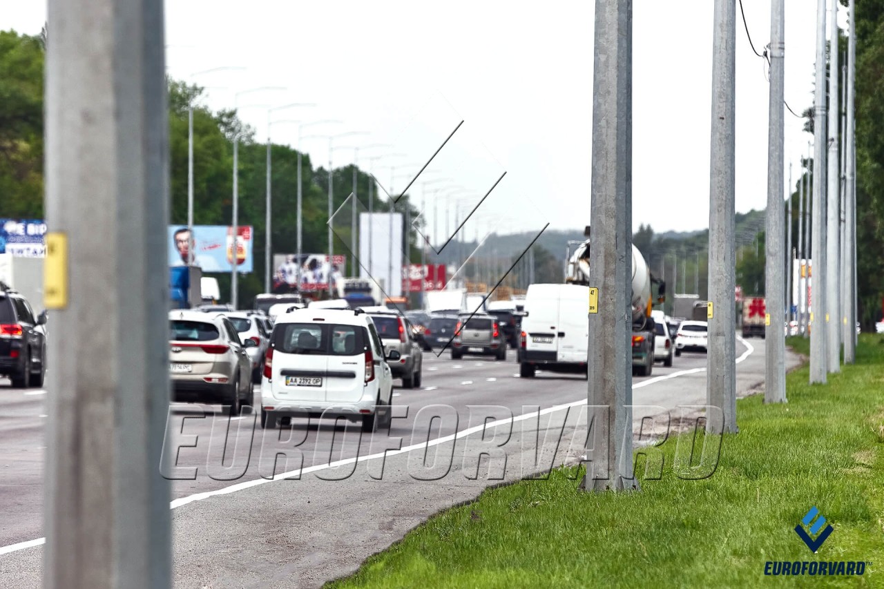 Силові опори освітлення біля магістралі, кріплення