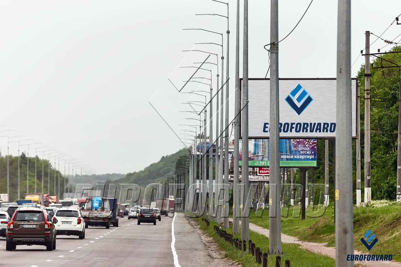 Силові опори освітлення автомагістралі, вид справа