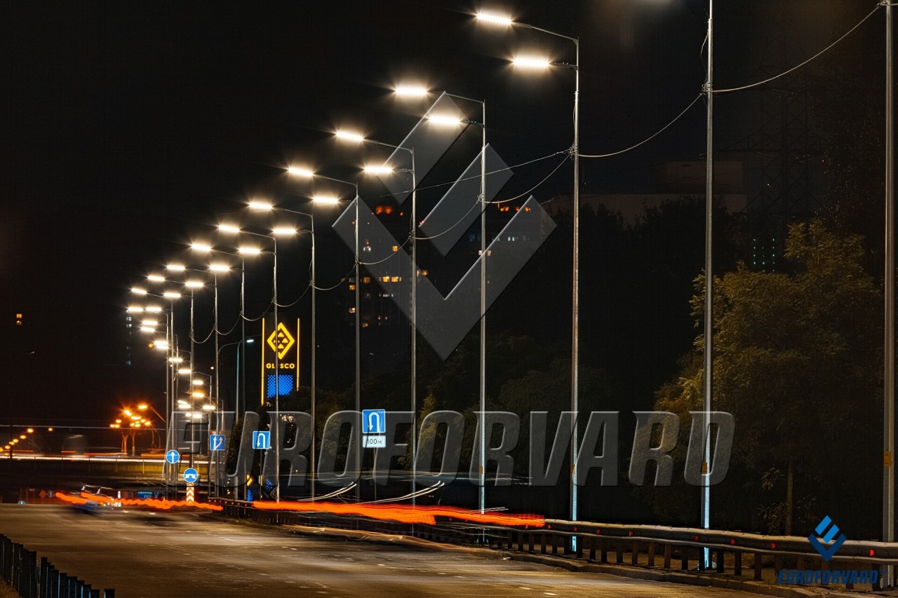 Опори вуличного освітлення в місті висотою 10м