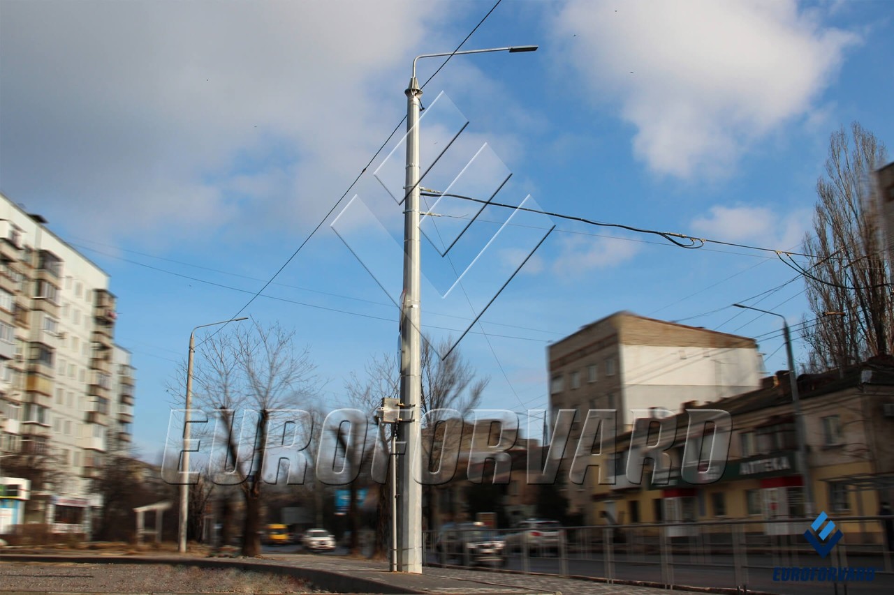 Опори контактної мережі вдень біля автодороги