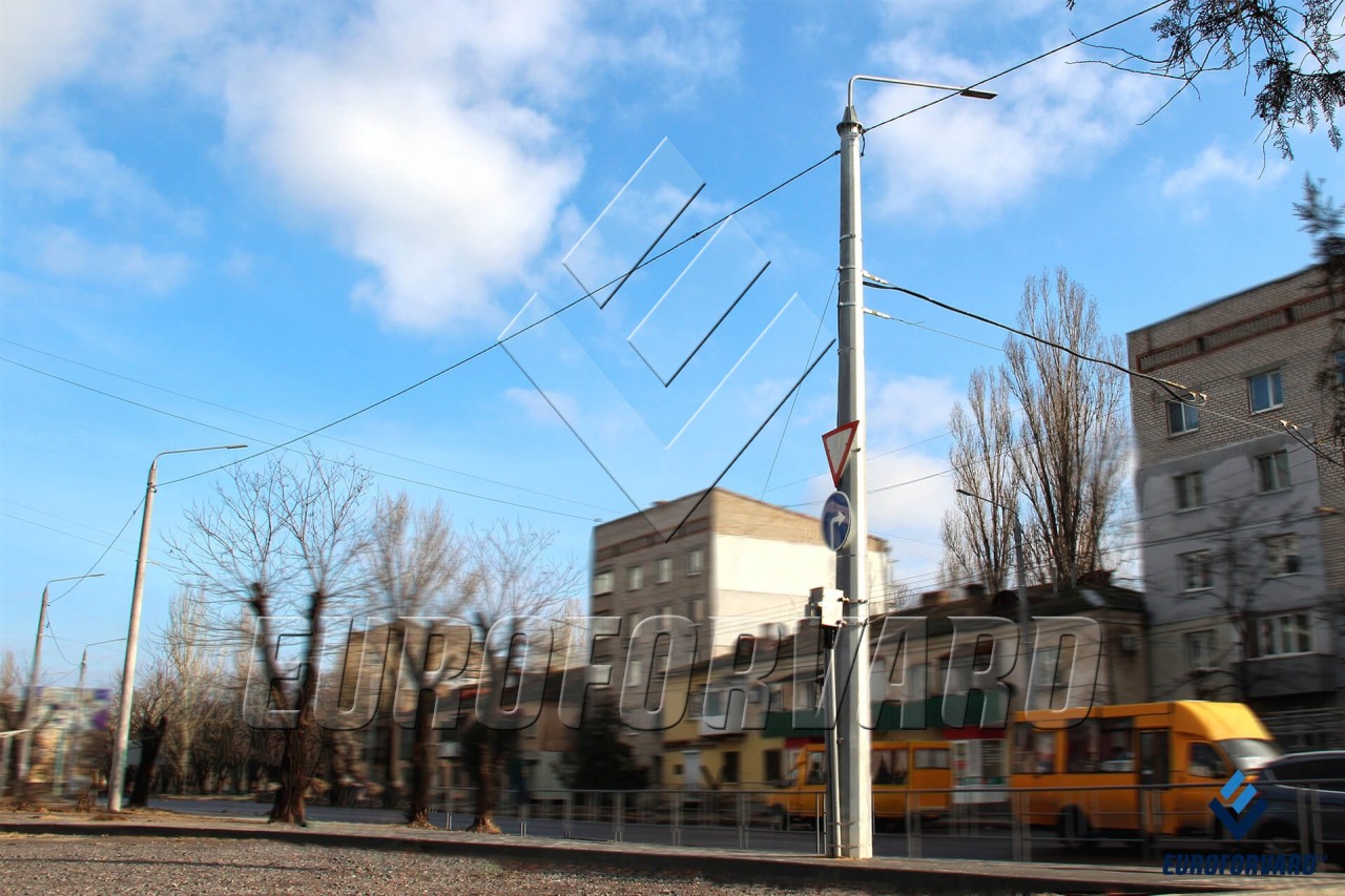 Опори кріплення контактної вдень біля автодороги