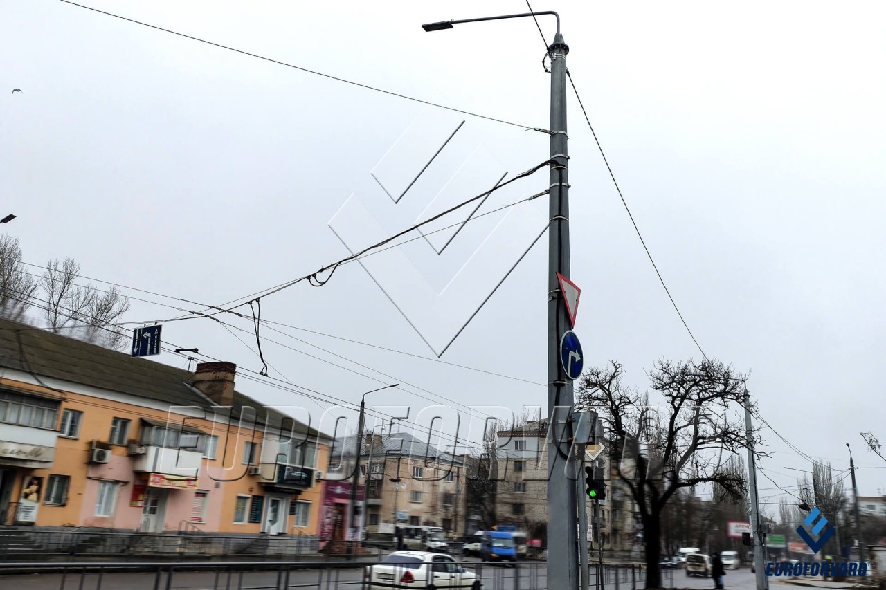 Опори кріплення контактної мережі вдень біля міської дороги