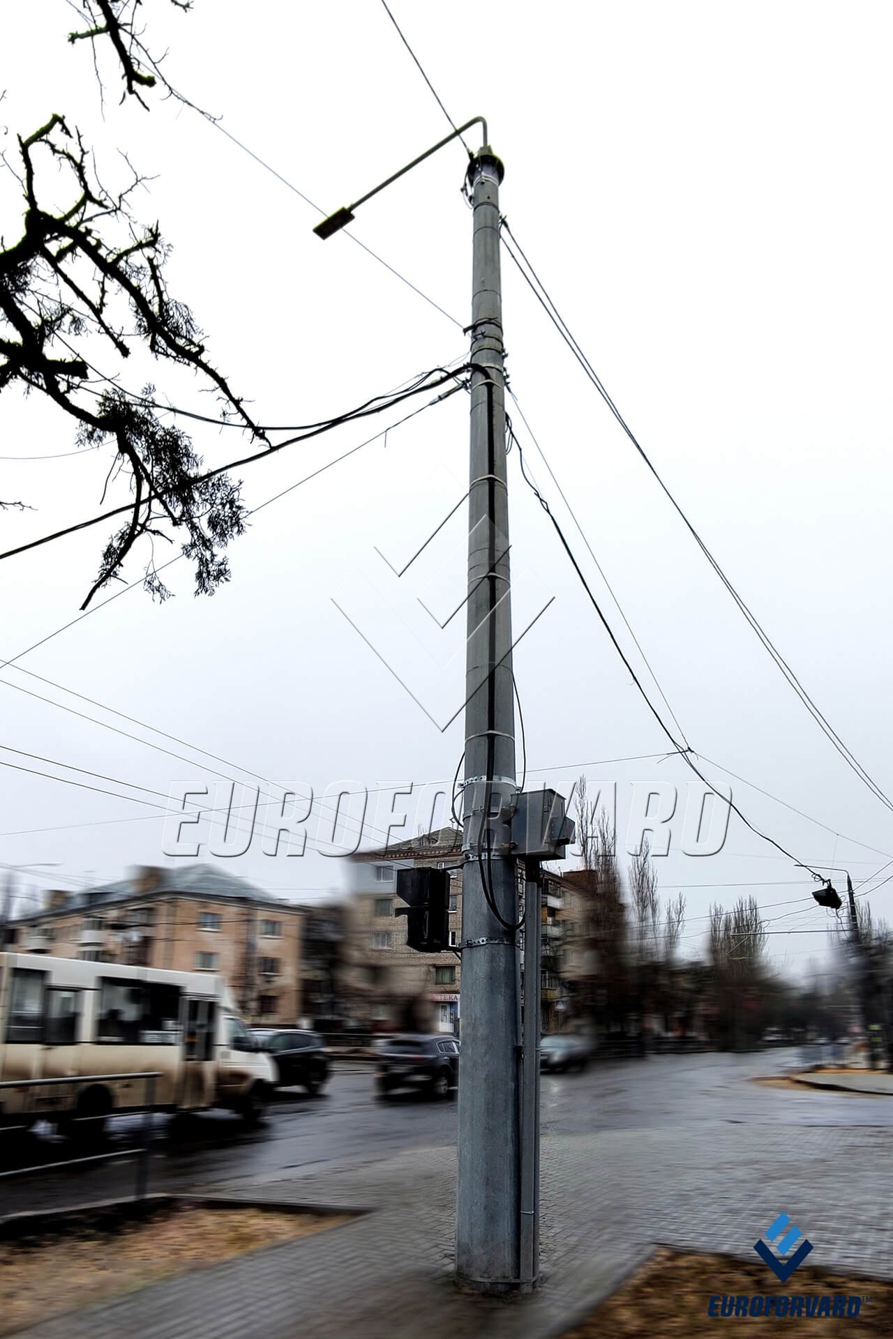 Опори контактної мережі вдень біля міської автодороги