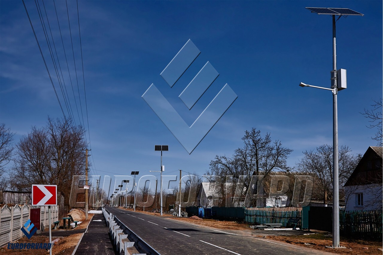 Опори для автономного освітлення вздовж дороги вдень