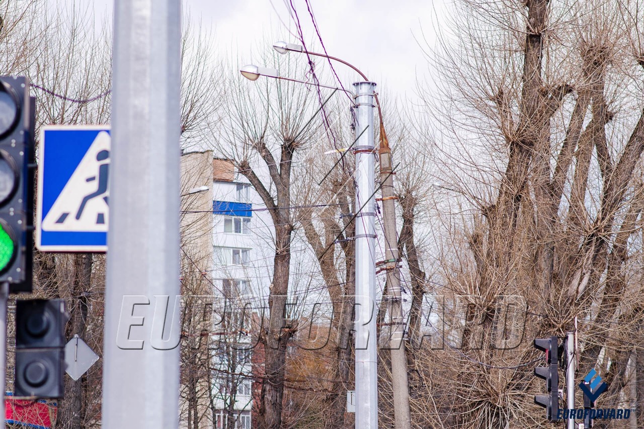 Опоры контактной сети в городе