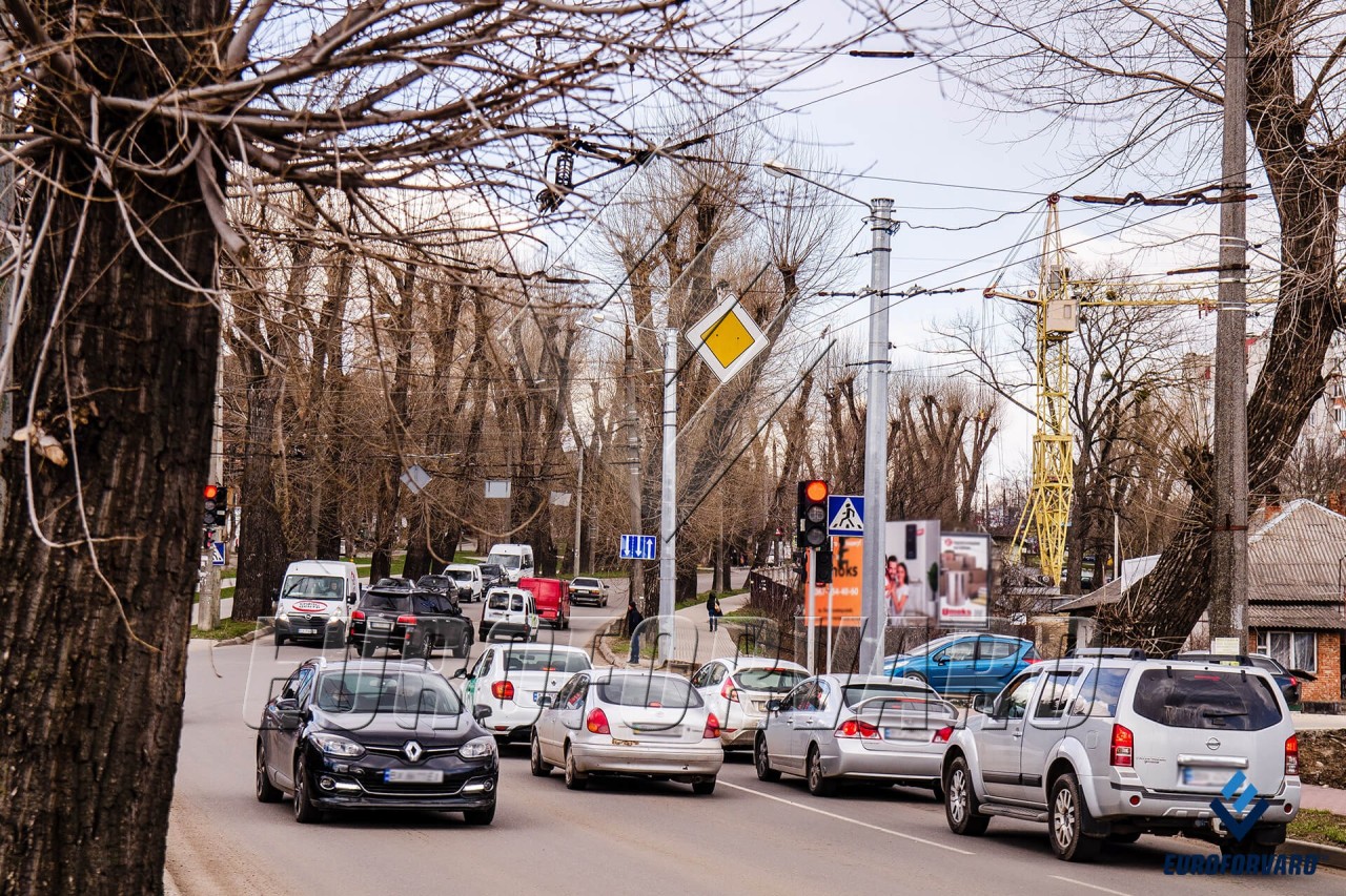 Опоры контактной сети возле проезжей части в городе днем