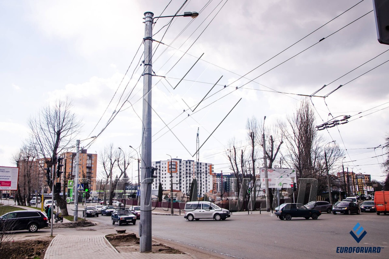 Опоры контактной сети вдоль дороги в городе
