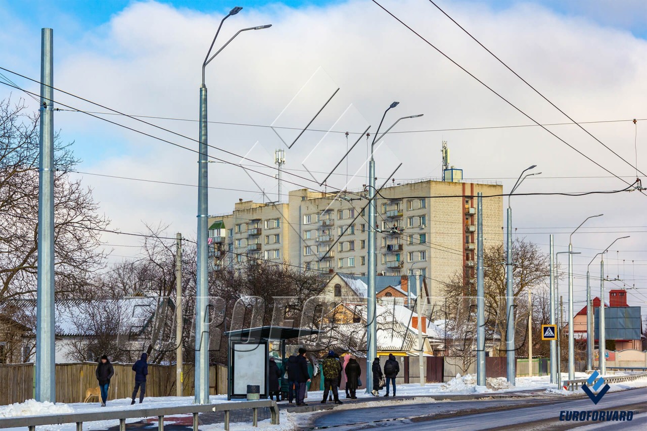 Опоры контактной сети фланцевые вдоль городской дороги днем
