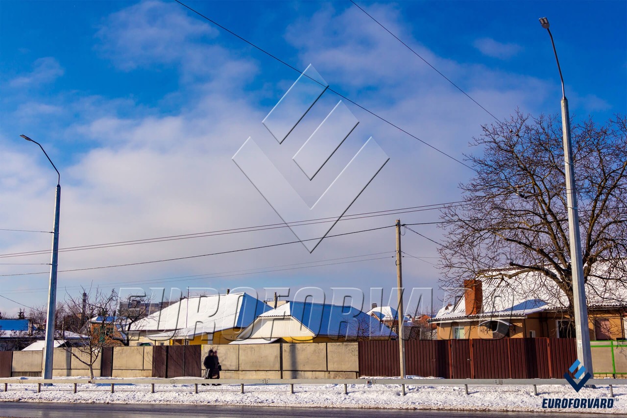 Опоры контактной сети фланцевые вдоль дороги в городе