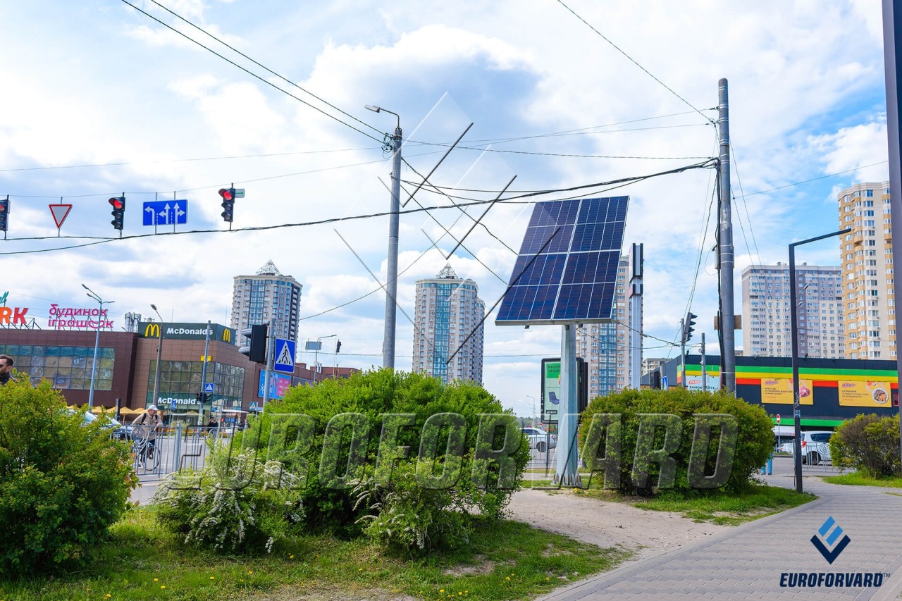 Опоры автономного освещения на городской улице