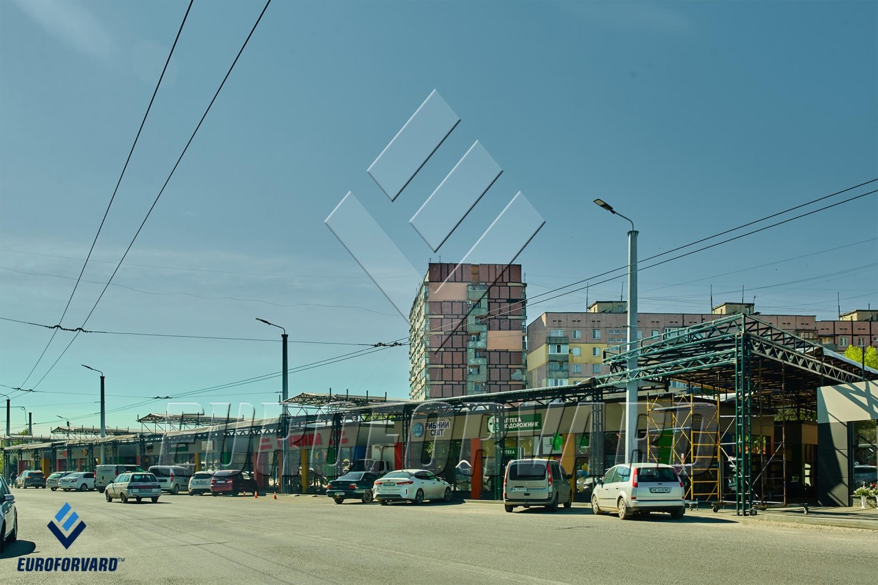 Опоры контактной сети металлические вдоль городской дороги
