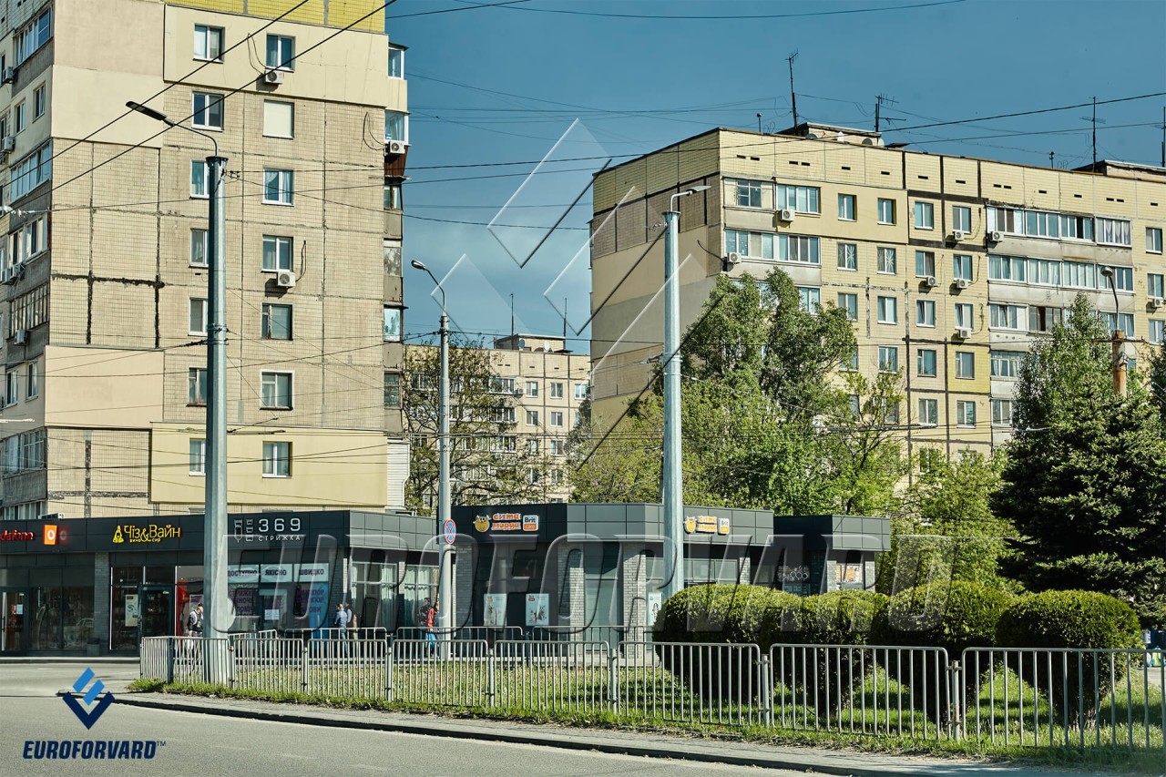 Опоры контактной сети металлические возле городской дороги