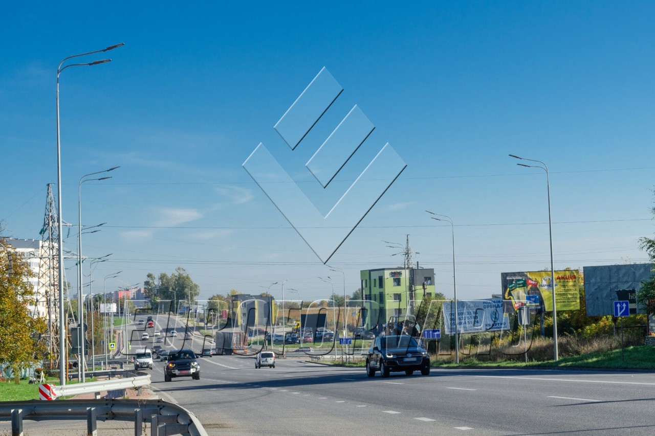Опори вуличного освітлення вздовж магістралі 