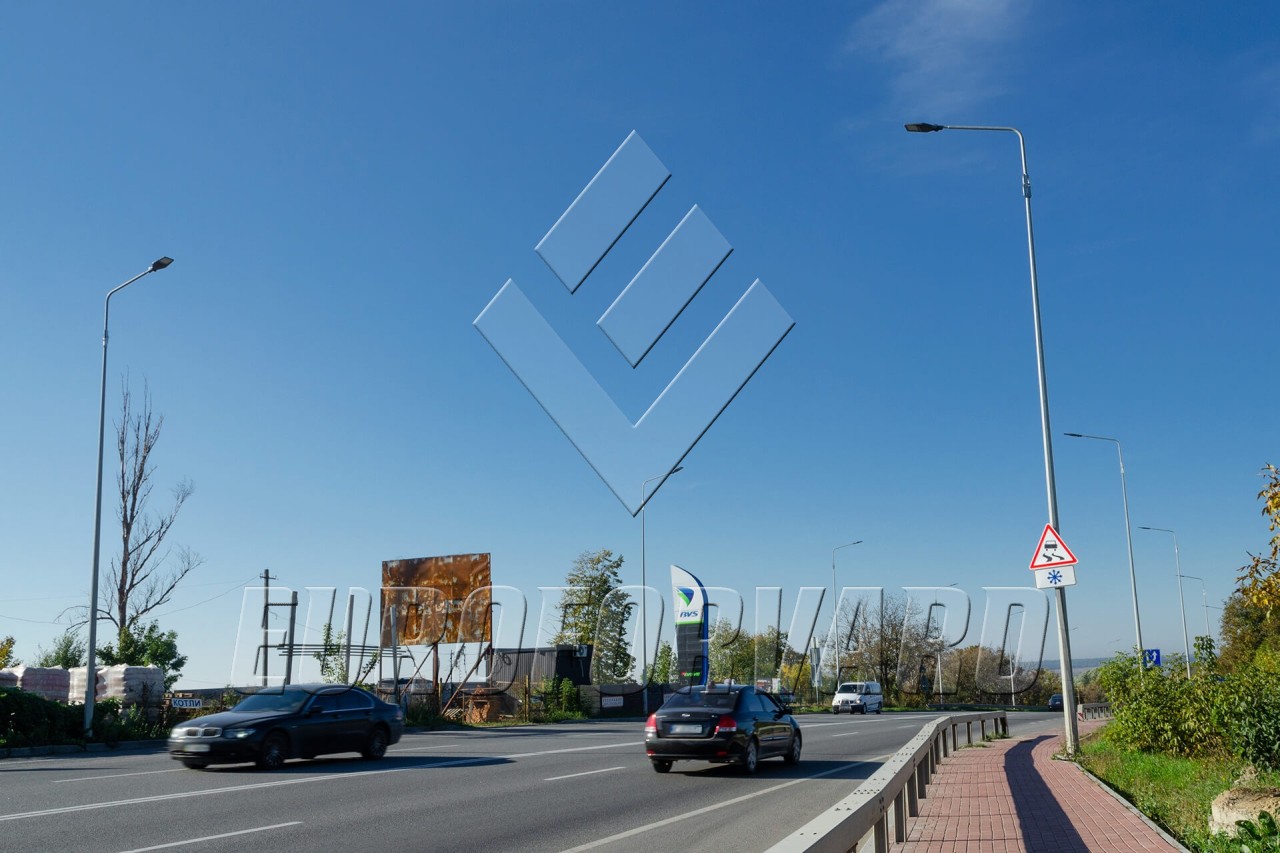 Опори вуличного освітлення вздовж автомагістралі