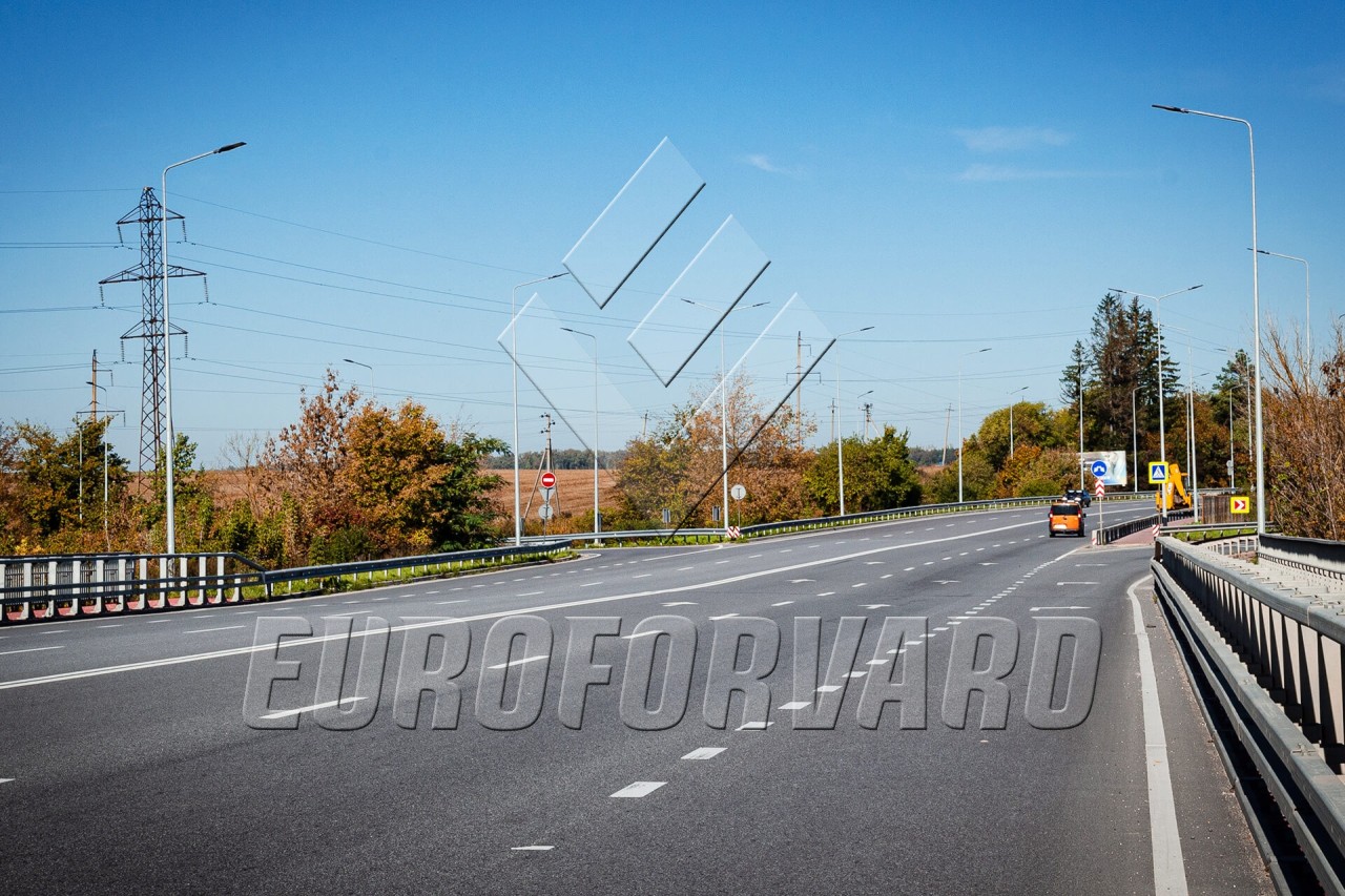 Опори вуличного освітлення біля автомагістралі