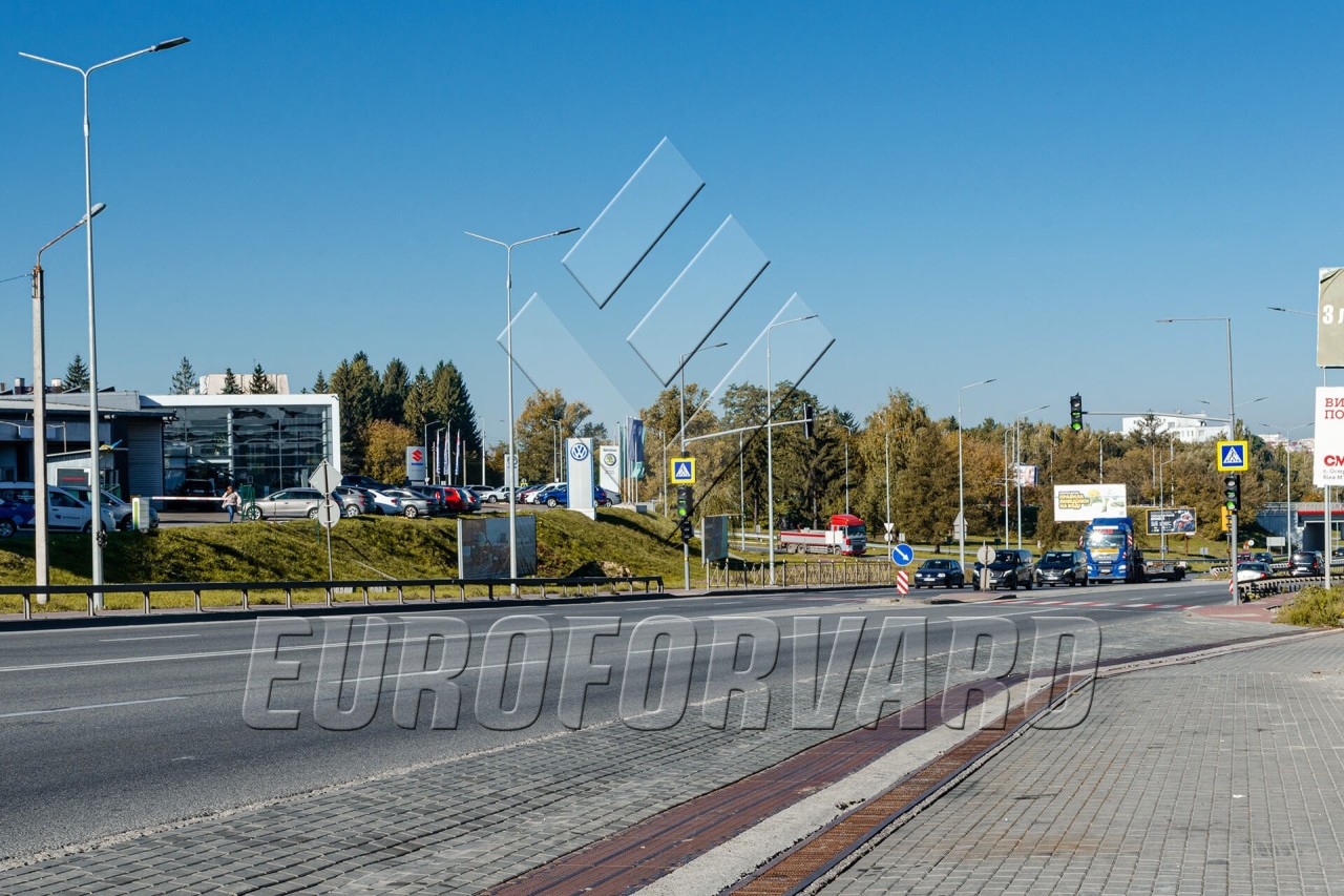 Опори вуличного освітлення біля магістралі вдень
