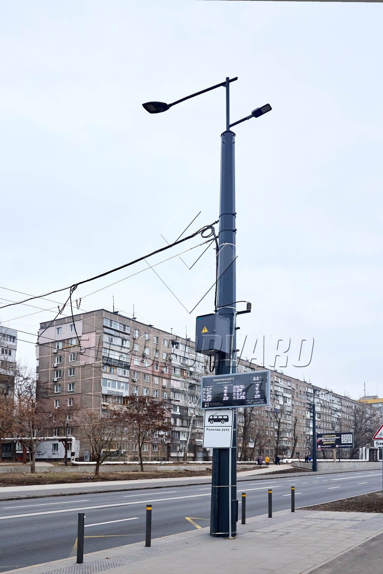 Опоры контактной сети с кронштейнами в городских транспортных зонах