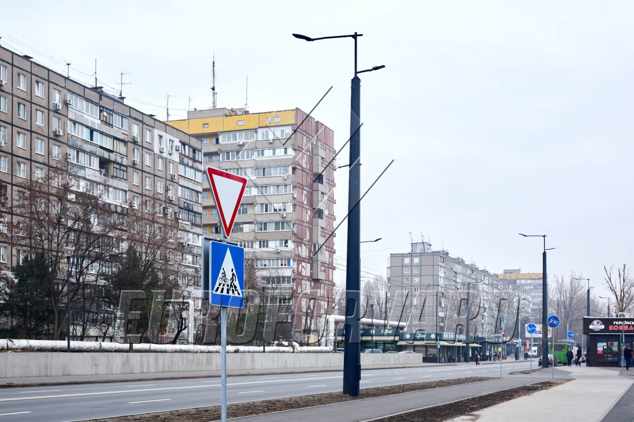 Опоры контактной сети с кронштейнами в городских условиях днем