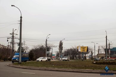 Опоры контактной сети городского электротранспорта вдоль городской дороги