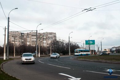 Опоры контактной сети городского электротранспорта вдоль дороги днем