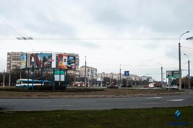 Опоры контактной сети городского электротранспорта с светильниками