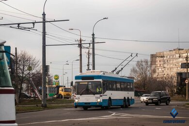 Опоры контактной сети городского электротранспорта возле дороги