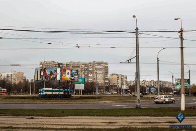 Опоры контактной сети городского электротранспорта возле городской дороги