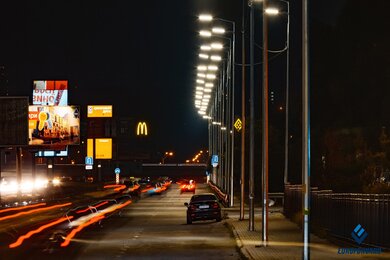 Опоры уличного освещения в городе в темноте, возле дороги