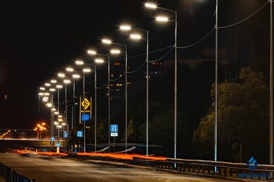 Опоры уличного освещения в городе высотой 10м