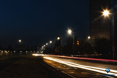 Опоры уличного освещения, освещение дороги в темноте