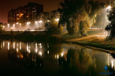 Опоры уличного освещения вдоль городского водоема