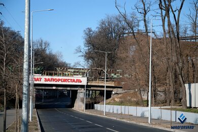 Опоры уличного освещения возле железнодорожного моста