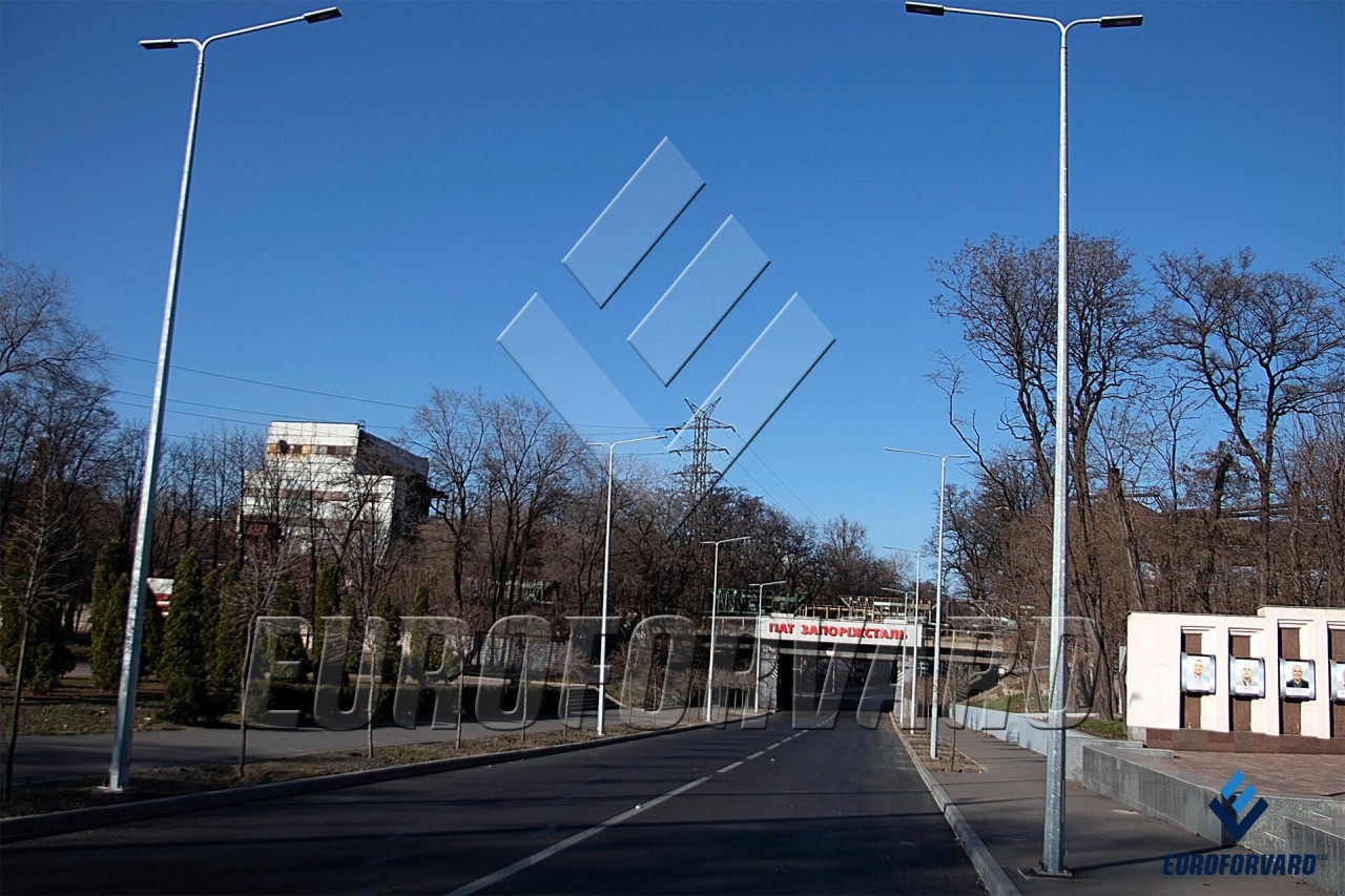 Опоры уличного освещения рядом с железнодорожным мостом