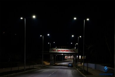 Опоры уличного освещения возле моста и вдоль автодороги