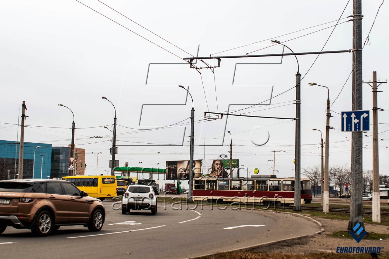 Опори контактної мережі міського електротранспорту вздовж дороги