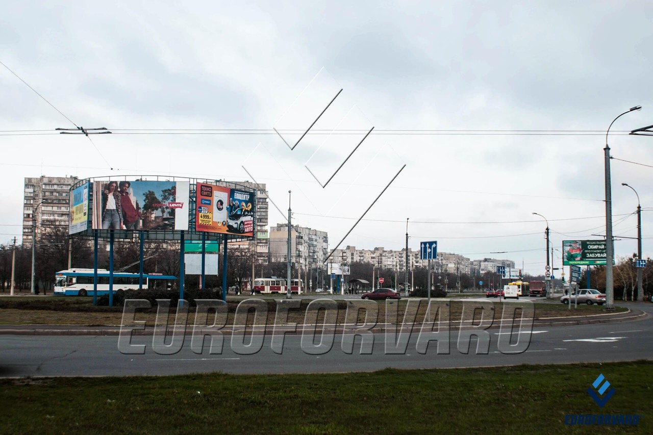 Опори контактної мережі міського електротранспорту з світильниками