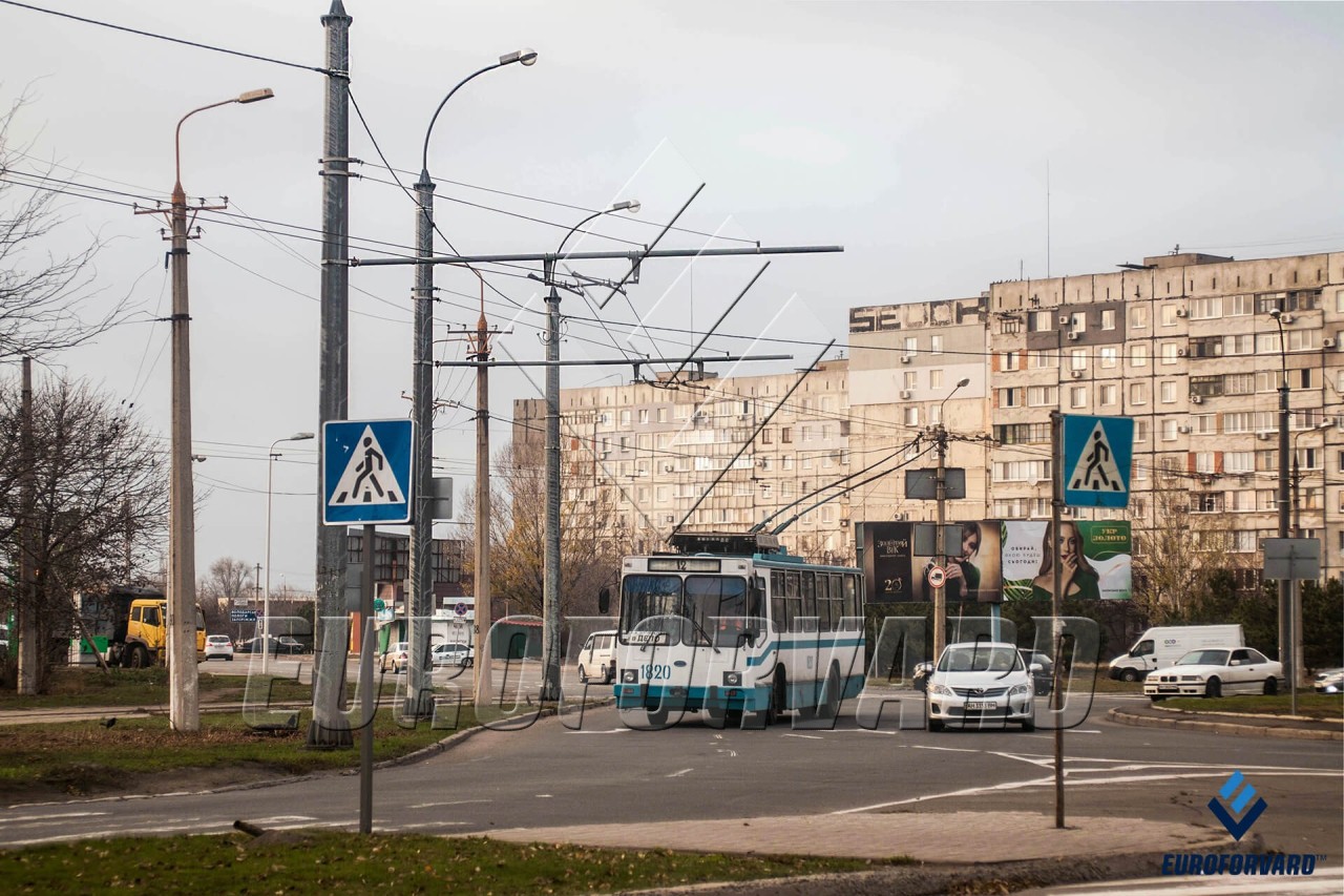 Опори контактної мережі міського електротранспорту з світильниками вдень