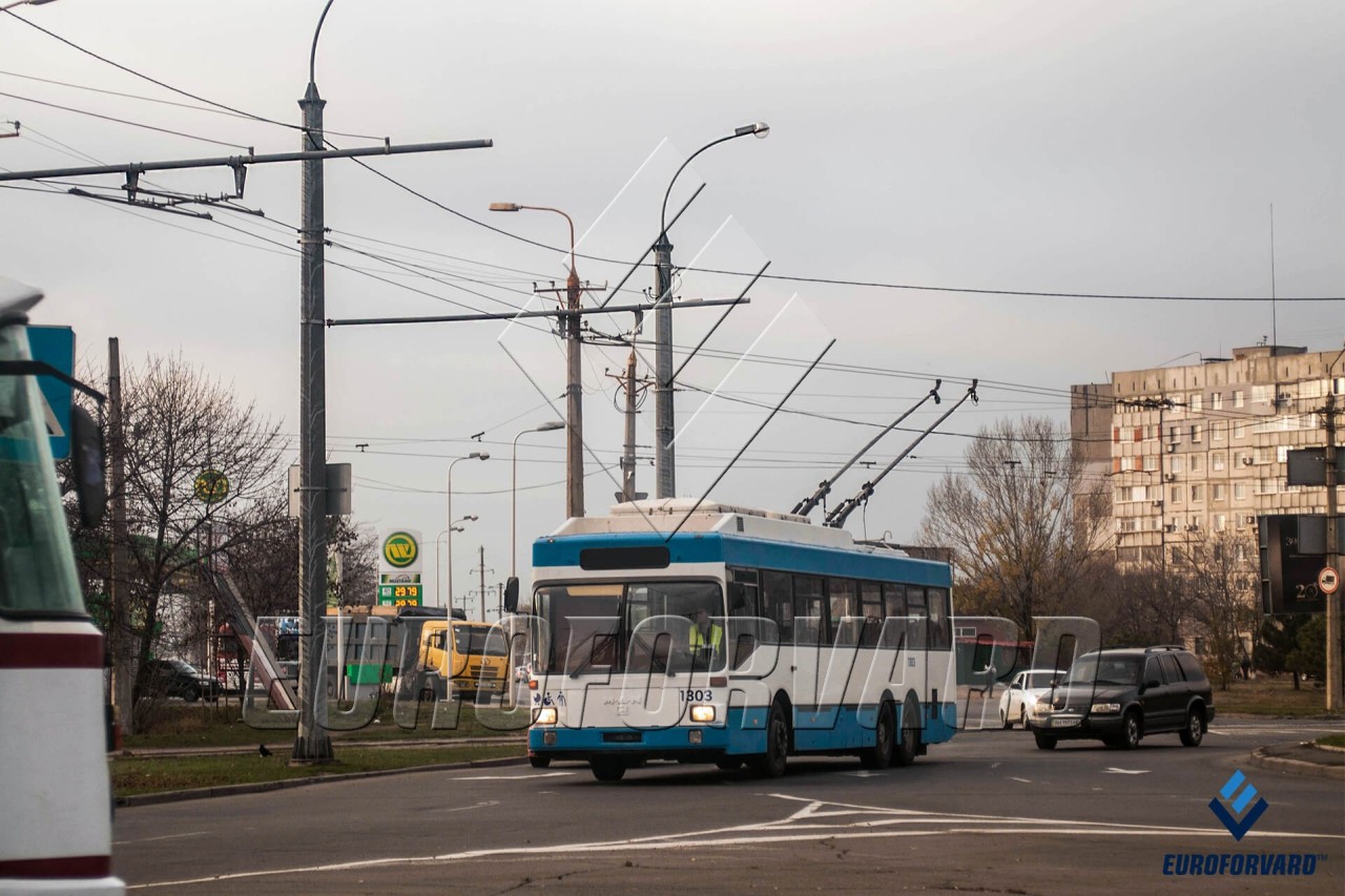 Опори контактної мережі міського електротранспорту біля дороги