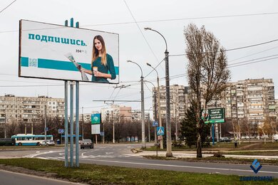 Опори контактної мережі міського електротранспорту з світильниками біля дороги