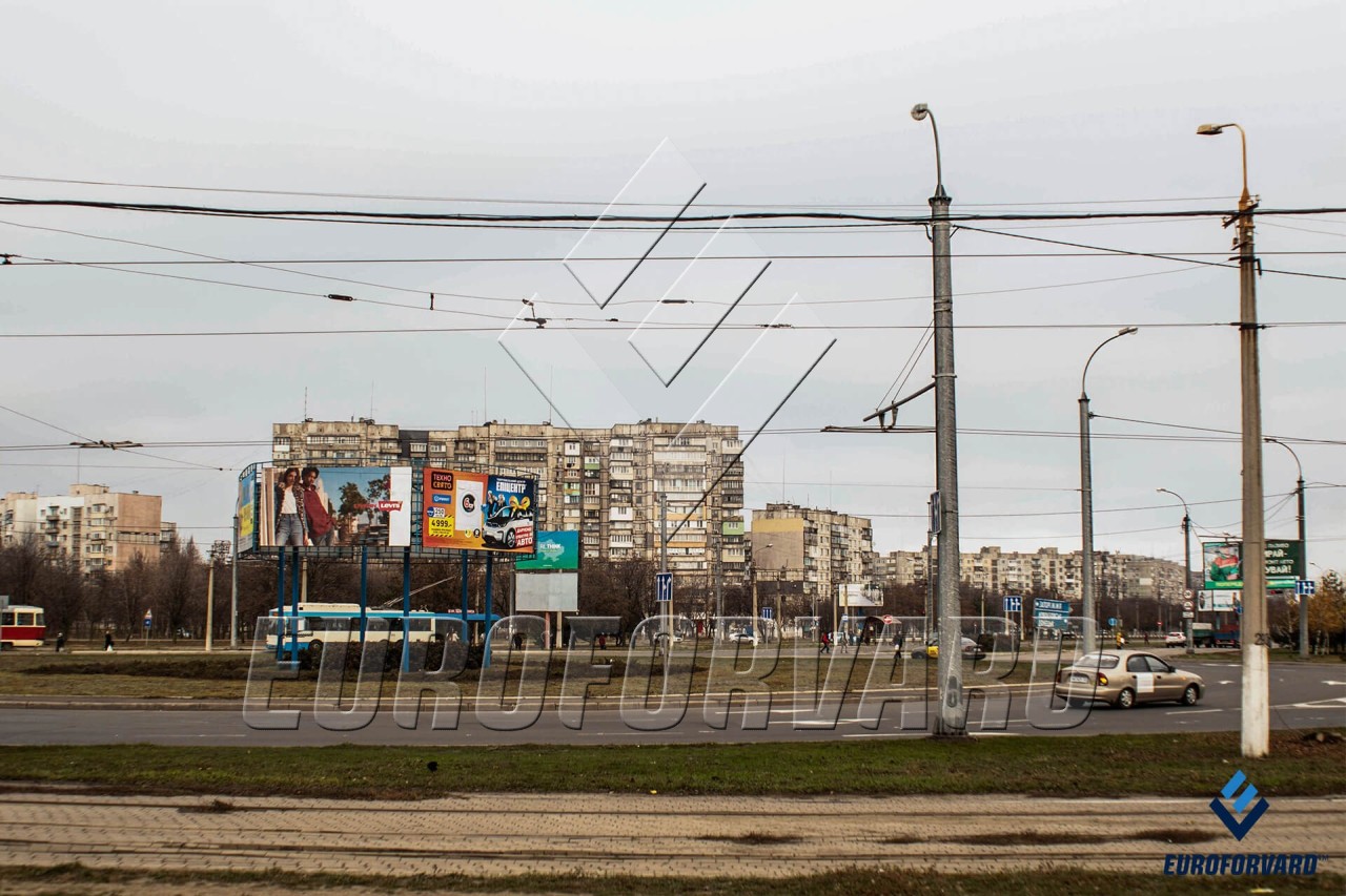 Опори контактної мережі міського електротранспорту біля міської дороги