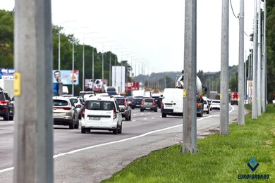 Силовые опоры освещения возле магистрали, крепление
