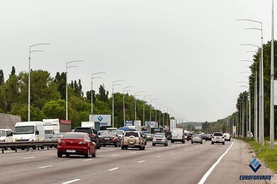 Силовые опоры освещения вдоль автомагистрали днем