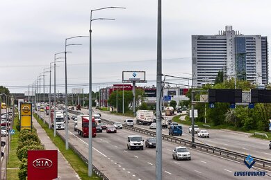 Силовые опоры освещения вдоль магистрали днем
