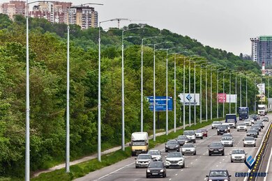 Силовые опоры освещения вдоль магистрали, вид слева