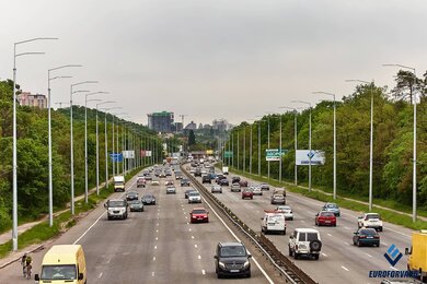 Силовые опоры освещения вдоль автомобильной магистрали