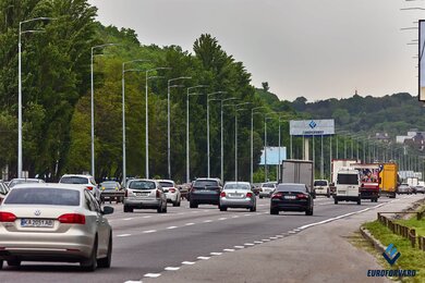 Силовые опоры освещения возле автомобильной магистрали