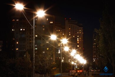 Опори вуличного освітлення в місті висотою 8м