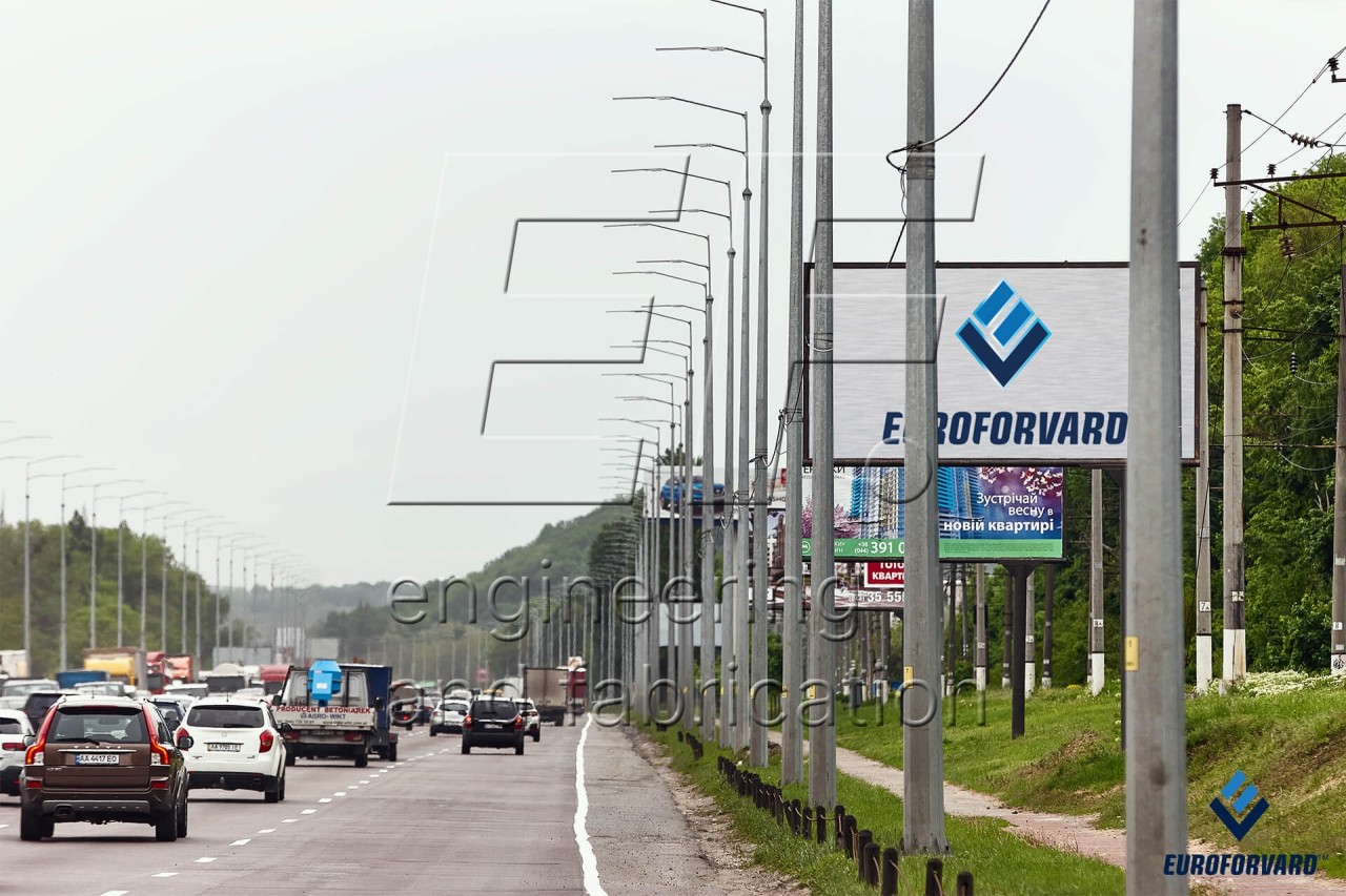 Силові опори освітлення автомагістралі, вид справа