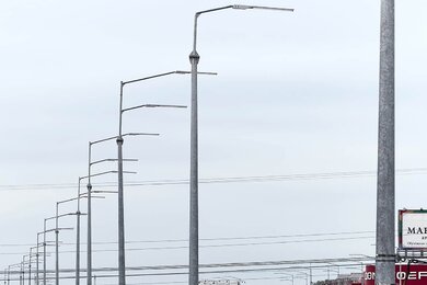 Силові опори освітлення біля магістралі