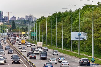 Силові опори освітлення магістралі, вид зліва